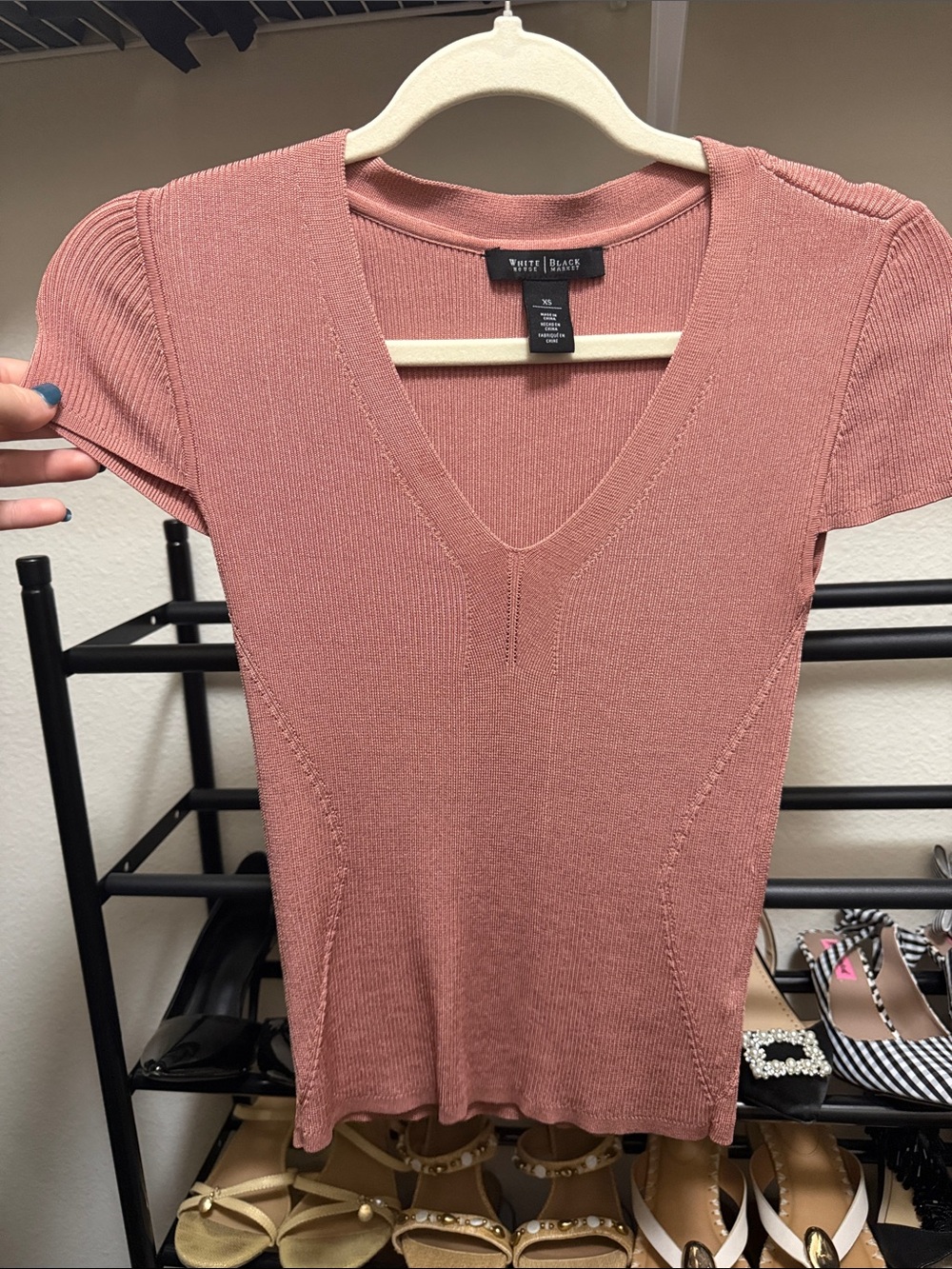 White House Black Market Dusty Rose V-Neck Short Sleeve Knit Top